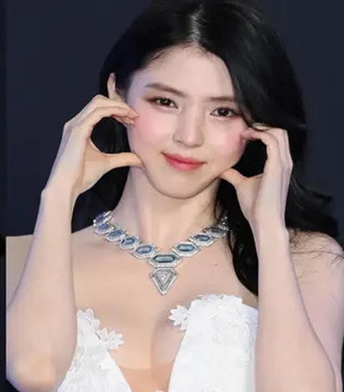 Gaya Han So Hee Pakai Gaun Berbelahan V di Acara Boucheron, Disebut Bak Bidadari
