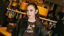 Salah satu yang mencuri perhatian adalah Mahalini. Ia tampil edgy dalam balutan leather jacket hitam yang dipadukan dengan mini skirt senada, menciptakan siluet bold namun tetap feminin. [Dok/KANMO GROUP].