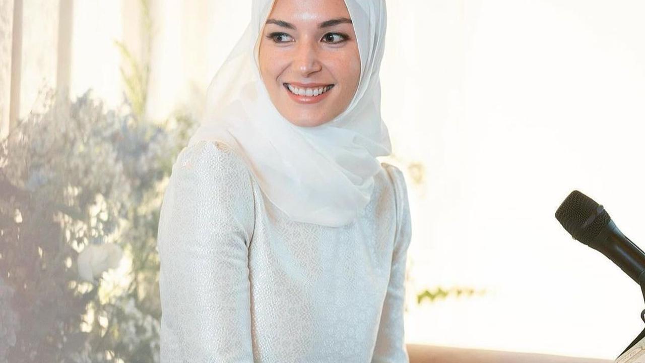 Sosok Anisha Rosnah