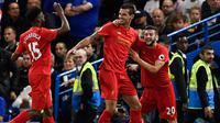 Bek Liverpool, Dejan Lovren (tengah) berselebrasi dengan rekan-rekannya usai mencetak gol kegawang Chelsea pada lanjutan Liga Inggris di Stadion Stamford Bridge, London, (17/9). Liverpool menang atas Chelsea dengan skor 2-1. (Reuters/Dylan Martinez)