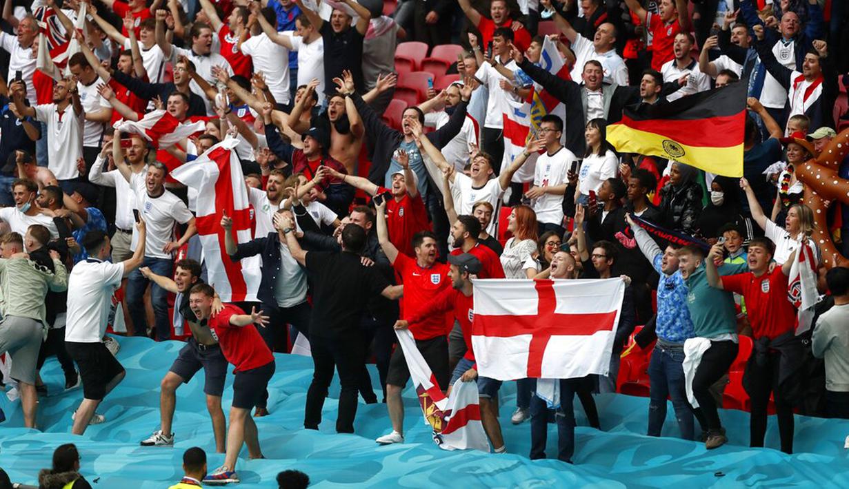 Suporter Inggris bersorak untuk tim nasional mereka setelah pertandingan babak 16 besar Euro 2020 antara Inggris dan Jerman di Stadion Wembley, London, Inggris, Selasa (29/6/2021). Inggris menang 2-0. (Matthew Childs/Pool via AP)