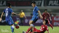 Pemain Persib Bandung, Dedi Kusnandar (kiri) dan Henhen menghalau bola dari kejaran pemain Semen Padang  pada perebutan tempat ketiga Piala Presiden 2017 di Stadion Pakansari, Bogor, Sabtu (11/3/2017). (Bola.com/Nicklas Hanoatubun)