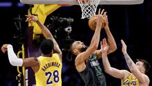 Aksi Rudy Gobert saat Timberwolves mengalahkan Lakers di playoff NBA 2025 (AFP)