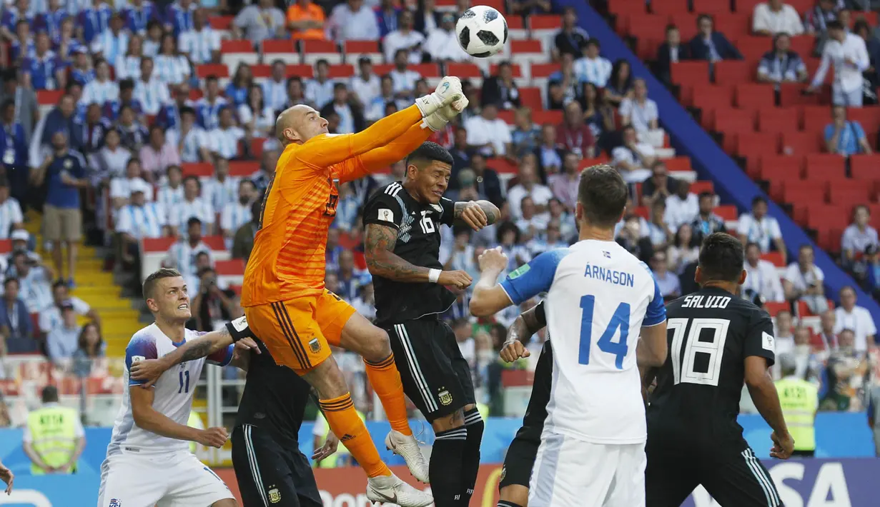 Kiper Argentina, Wilfredo Caballero, menghalau bola yang mengarah ke gawang nya saat melawan Islandia pada laga Piala Dunia di Stadion Spartak, Sabtu (16/6/2018). Argentina bermain imbang 1-1 dengan Islandia. (AP/Victor Caivano)