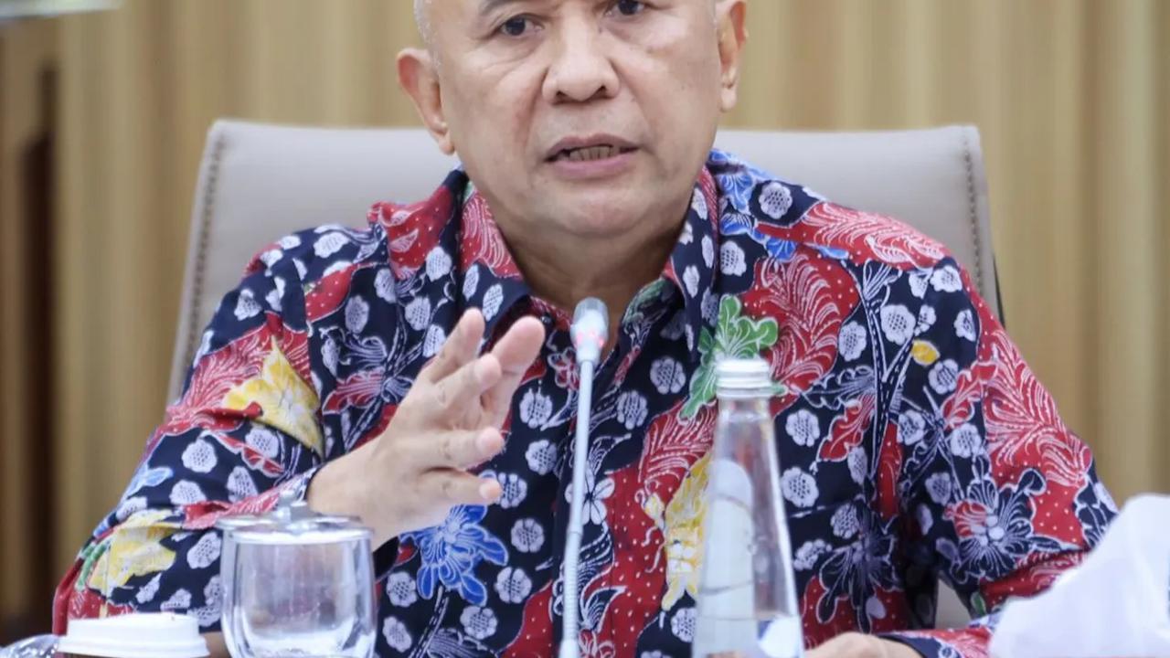 Teten menyampaikan bahwa Presiden Jokowi juga telah menegaskan bahwa produk-produk yang dapat diproduksi dalam negeri sebaiknya tidak perlu diimpor.&nbsp;