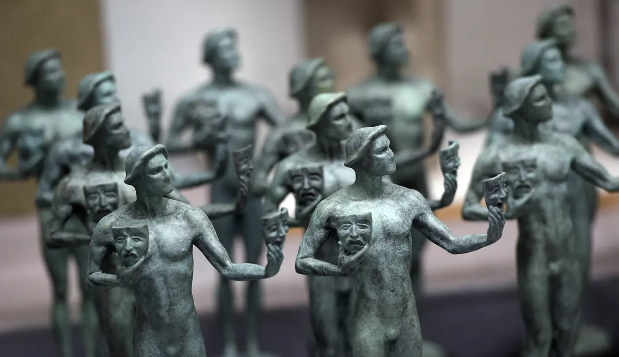 Patung-patung penghargaan Screen Actors Guild Awards (SAG Awards) di California, AS, Selasa (15/1). Patung penghargaan SAG Awards menampilkan sosok laki-laki tanpa busana memegang topeng. (Photo by Chris Pizzello/Invision/AP)