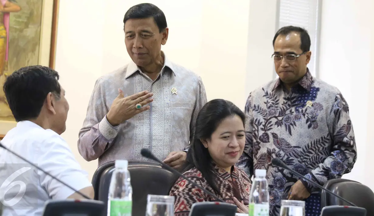 Menko Polhukam Wiranto, Menko PMK Puan Maharani dan Menteri Perhubungan Budi Karya Sumadi menghadiri rapat terbatas yang membahas penghapusan penggunaan merkuri di Kantor Presiden, Jakarta, Kamis (9/3). (Liputan6.com/Angga Yuniar)