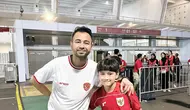 Raffi Ahmad menonton laga Timnas Indonesia versus China di SUGBK Senayan Jakarta bersama Rafathar. Ia lega Skuad Garuda menang tipis 1-0 semalam. (Foto: Dok. Instagram @raffinagita1717)