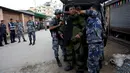 Anggota kepolisian bersiap menjinakkan bom yang ditemukan di sekitar sebuah sekolah di Kathmandu, Nepal, Selasa (20/9). Sebelumnya, bom Kecil telah meledak di luar dua sekolah di ibukota Nepal, Selasa pagi. (REUTERS/Navesh Chitrakar)