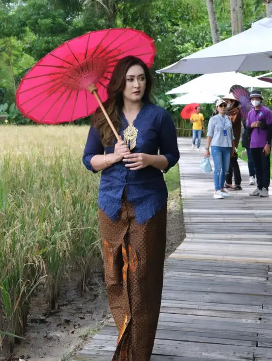 Berbagai kebaya yang dipilihnya juga menarik. Selain motif bunga, ada kebaya tradisional berwarna biru seperti terlihat di foto ini yang pas ketika dikenakan oleh Nafa Urbach. Sentuhan bros emas dan padu padan mengenakan kain batik membuatnya instan terlihat bak perempuan Jawa zaman dulu. Foto: Instagram.