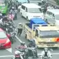 Aksi polisi mendorong truk mogok di Surabaya banjir simpati warganet. (Dok. Humas Polda Jatim/Liputan6.com)