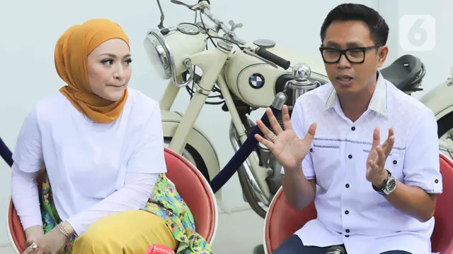 Tampilan Nathalie Holscher dalam Balutan Kerudung Kuning