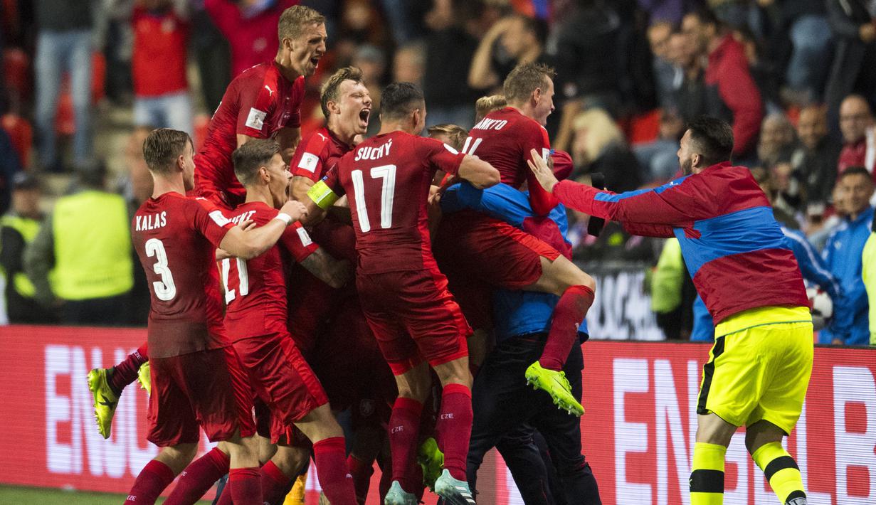 Para pemain Republik Ceska merayakan gol ke gawang Jerman pada laga Grup C kualifikasi Piala Dunia 2018 di Plzen, Republik Ceska (1/9/2017). Jerman menang 2-1. (AFP/Robert Michael)