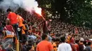 Suporter tim Macan Kemayoran menyalakan flare saat menyaksikan laga uji coba antara Persija melawan Barito Putera di Stadion Bea Cukai Rawamangun, Jakarta, Selasa (5/4/2016). Laga uji coba berakhir imbang 2-2. (Liputan6.com/Helmi Fithriansyah)