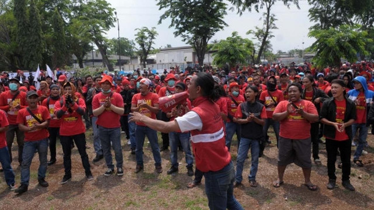 Aksi buruh Pulogadung sweeping pabrik pakai motor mewah