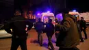 Sejumlah ambulans terparkir di lokasi ledakan bom mobil di Ankara, Turki, Rabu (17/2). Bom mobil yang meledak ketika iring-iringan bus militer tengah lewat tersebut menewaskan sedikitnya 28 orang dan melukai 60 lainnya. (REUTERS/Tumay Berkin)