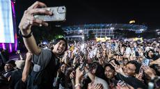 Vokalis Sheila on 7, Akhdiyat Duta Modjo melakukan swafoto bersama para penonton Kapanlagi Buka Bareng (KLBB) 2026 yang berlangsung di Stadion Madya, Senayan, Jakarta, Minggu (01/03/2026). (Bola.com/Bagaskara Lazuardi)
