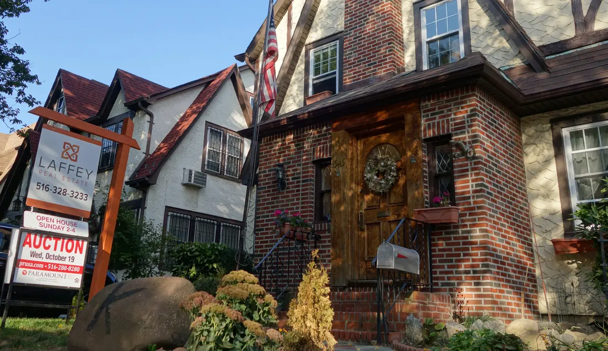 File foto pada 19 Oktober 2016 memperlihatkan rumah masa kecil Presiden AS Donald Trump di pinggiran Kota New York di Queens. Rumah itu terjual pada 23 Maret 2017 silam dengan harga 2,14 juta dollar AS atau setara Rp 28,5 miliar. (William EDWARDS/AFP)