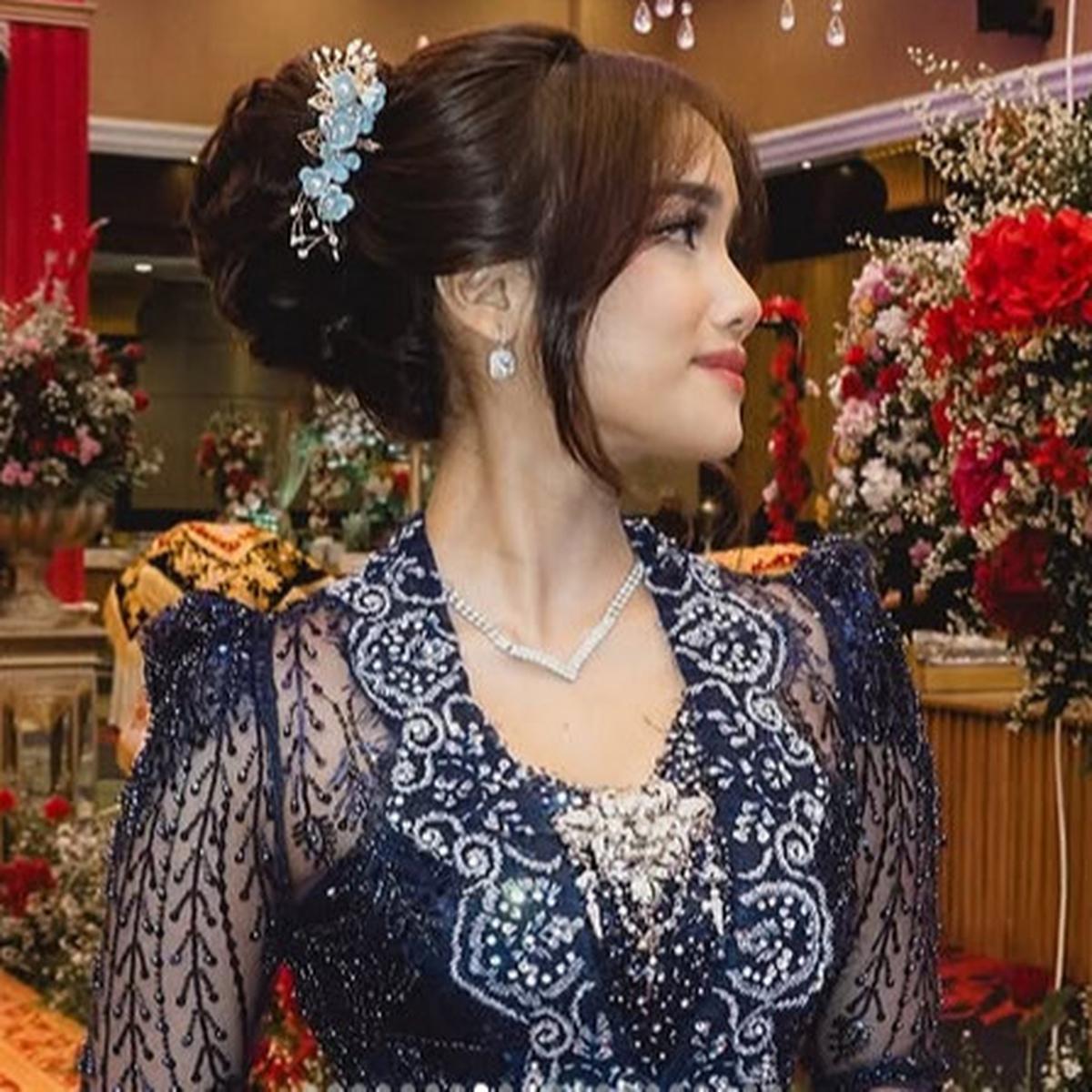 Potret Cantik Fuji di Pernikahan Frans Faisal, Bikin Pangling Tampil Anggun Berkebaya Biru & Rambut Disanggul