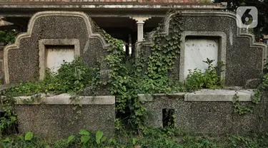 Tanaman liar merambat ke salah satu makam warga keturunan China di TPU Kebon Nanas, Jakarta, Selasa (21/1/2020). Kondisi ratusan kuburan China yang berada di TPU Kebon Nanas sangat memprihatinkan. (merdeka.com/Iqbal Nugroho)