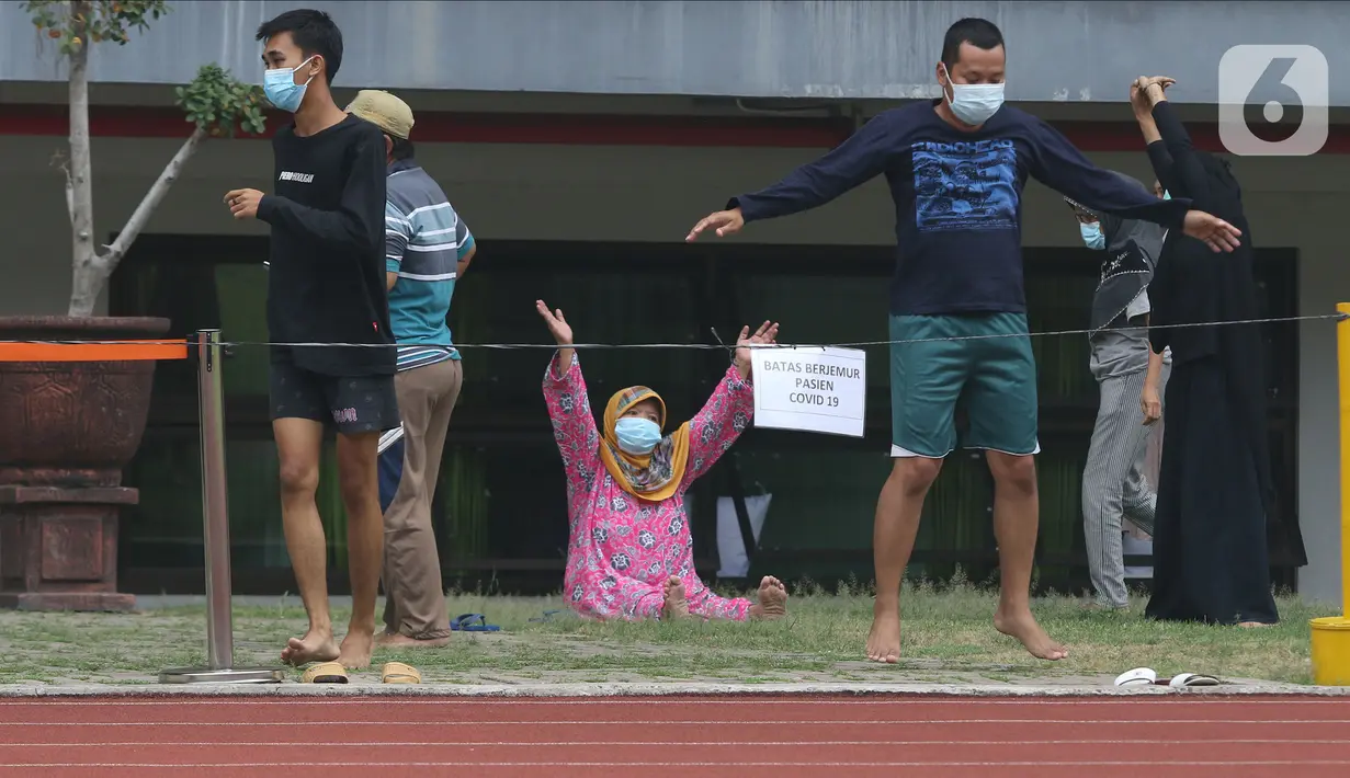 Sejumlah pasien berstatus orang tanpa gejala (OTG) senam di Stadion Patriot Chandrabaga, Bekasi, Jawa Barat, Minggu (27/9/2020). Dari 28 pasien OTG, beberapa di antaranya mengikuti senam di arena stadion karena masih menunggi hasil pemeriksaan. (Liputan6.com/Herman Zakharia)