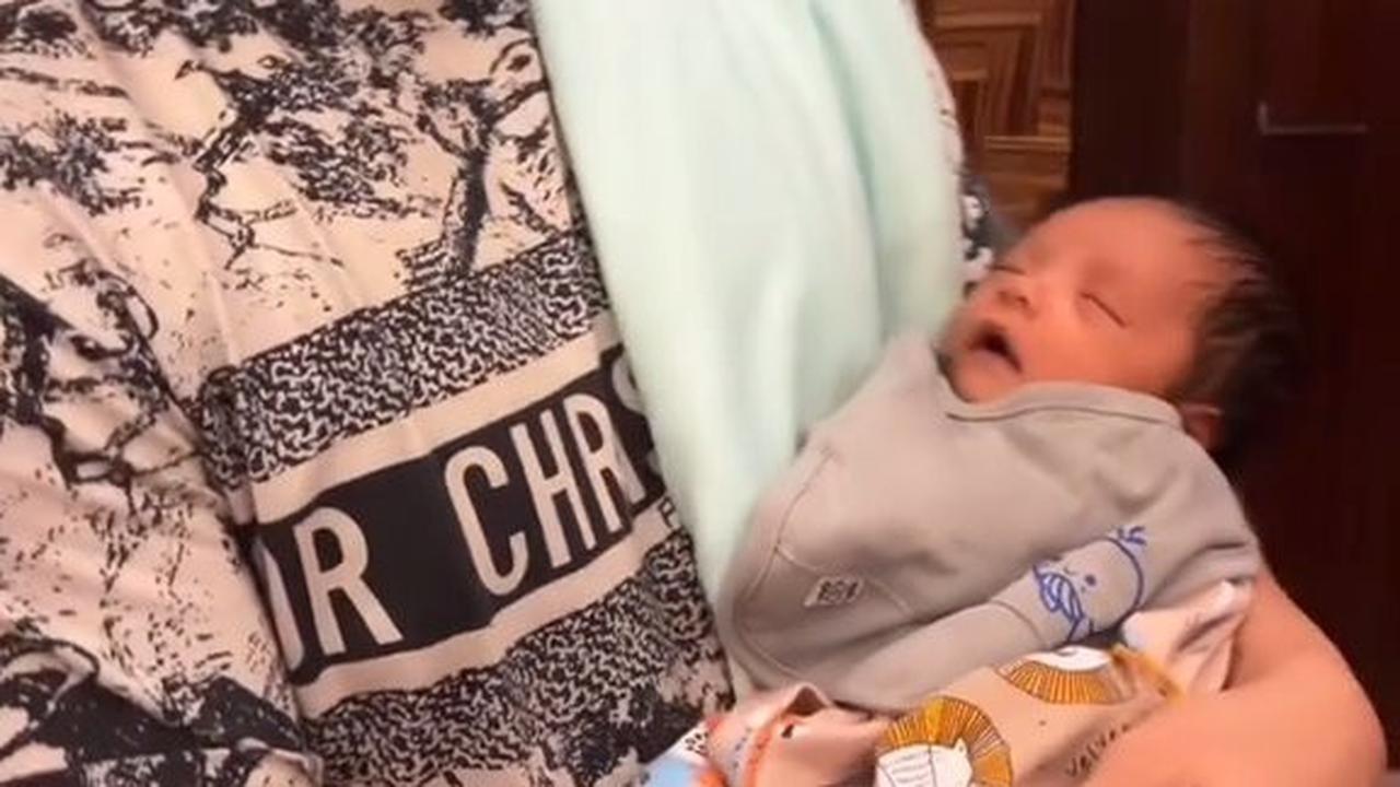 Kini Punya Bayi, 7 Potret Jennifer Jill dan Ajun Perwira yang Tengah Bahagia - Begadang saat Anak Terbangun