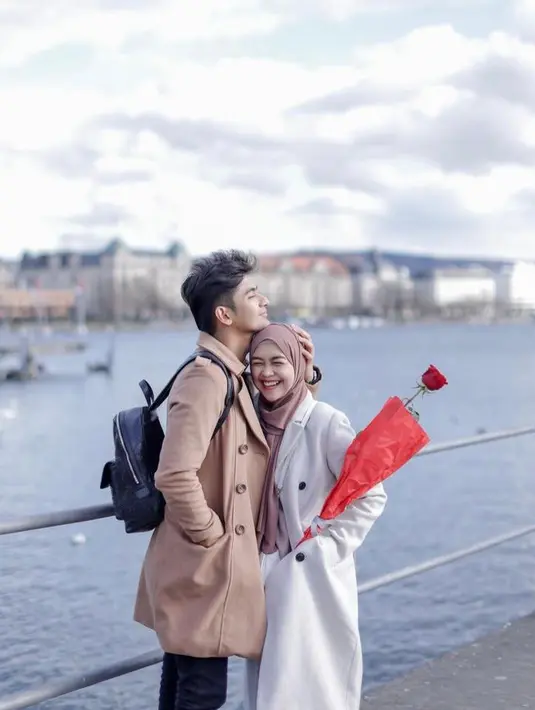 Sejak beberapa waktu lalu, Ria Ricis dan Teuku Ryan tampak berkeliling Eropa. Ini menjadi momen bagi keduanya untuk honeymoon sekaligus liburan usai menikah pada November 2021 lalu. (Instagram/riaricis1795).