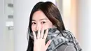 Song Hye Kyo tampil dengan busana tertutup yang simple saat bernuansa abu-abu berangkat menuju Paris [Fendi]
