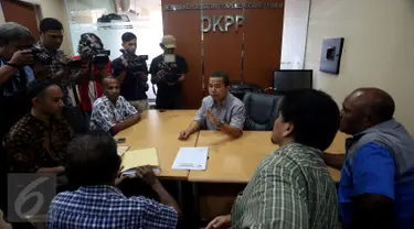 Sejumlah warga yang tergabung dalam Forum Komunikasi Masyarakat Peduli Papua (FKMPP) mendatangi kantor Dewan Kehormatan Penyelenggara Pemilihan Umum (DKPP) di Jakarta, Kamis (16/3). ).(Liputan6.com/JohanTallo)
