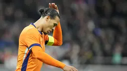 Pemain  Belanda, Virgil van Dijk, tampak kecewa setelah ditaklukkan Jerman pada laga persahabatan di Stadion Deutsche Bank Park, Frankfurt, Rabu (27/3/2024). (AP Photo/Martin Meissner)