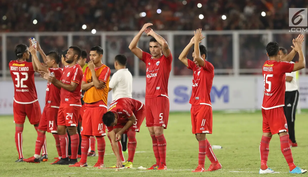 Pemain Persija merayakan kemenangan atas Arema FC pada lanjutan Go-Jek Liga 1 Indonesia 2018 bersama Bukalapak di Stadion GBK Jakarta, Sabtu (31/3). Persija unggul 3-1. (Liputan6.com/Helmi Fithriansyah)
