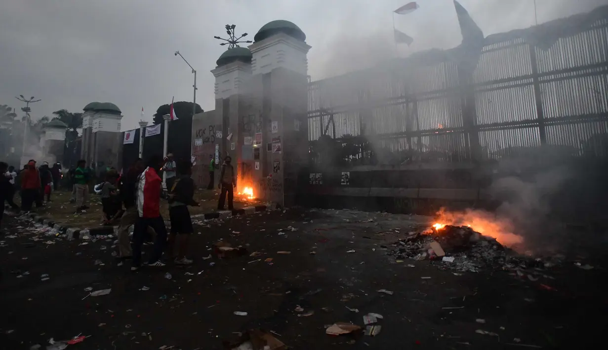 Massa dari berbagi elemen mahasiswa  dan masyarakat saat melakukan aksi pembakaran di depan Gedung DPR/MPR, Jakarta, Kamis, 27 Agustus 2026. (KLY/ Arie Basuki)