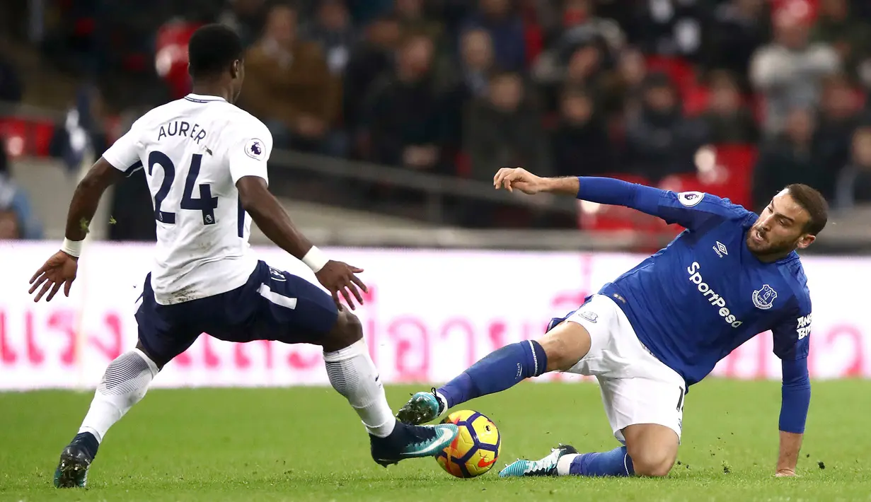 Striker Everton Cenk Tosun berebut bola dengan pemain Tottenham Hotspur Serge Aurier saat pertandingan Liga Primer di Stadion Wembley, London (13/1). Tottenham menang telak 4-0 atas Everton. (John Walton/PA via AP)