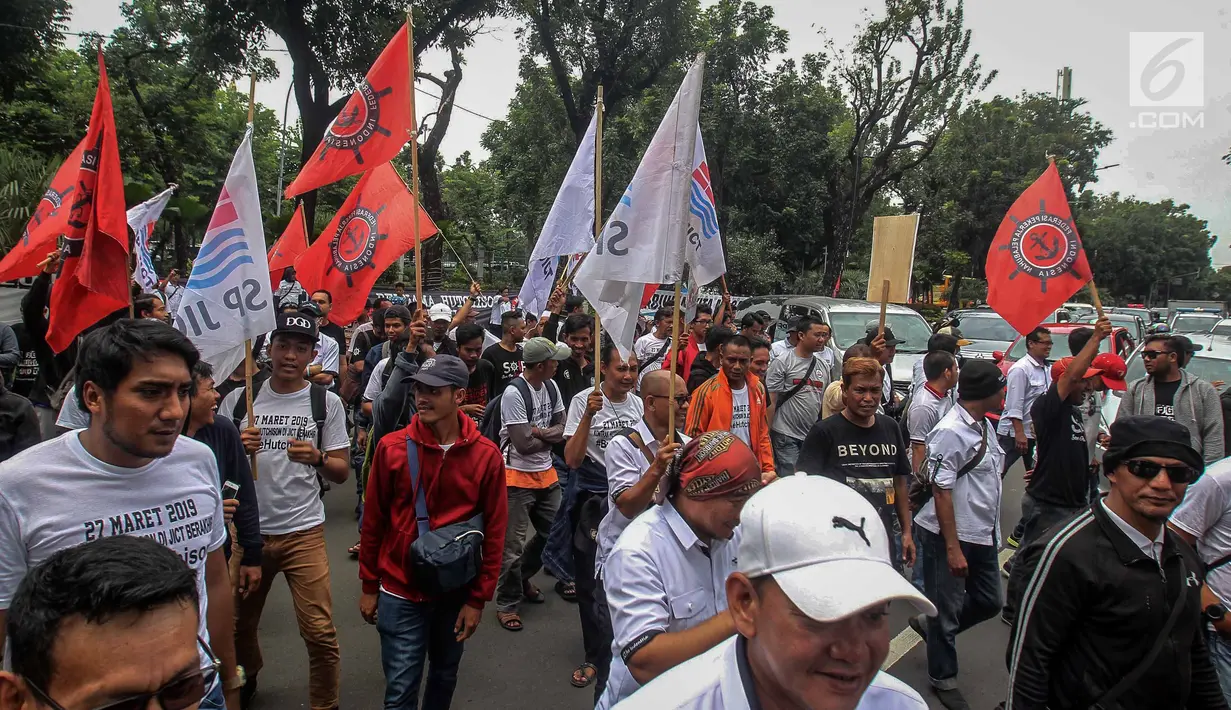 Serikat Pekerja JICT menggelar aksi menutup jalan menuntut Kementerian BUMN segera memutus kontrak Hutchison di JICT yang terindikasi merugikan negara Rp 4,08 triliun di depan gedung Kementerian BUMN, Jakarta, Rabu (13/3). (Liputan6.com/HO/Asri)