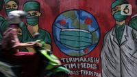 Pengedara motor melintas di depan mural tentang pandemi virus COVID-19 di Jalan Raya Jakarta-Bogor, Depok, Jawa Barat, Selasa (7/4/2020). Mural tersebut sebagai bentuk dukungan kepada tenaga medis yang menjadi garda terdepan menghadapi COVID-19 di Indonesia. (Liputan6.com/Helmi Fithriansyah)