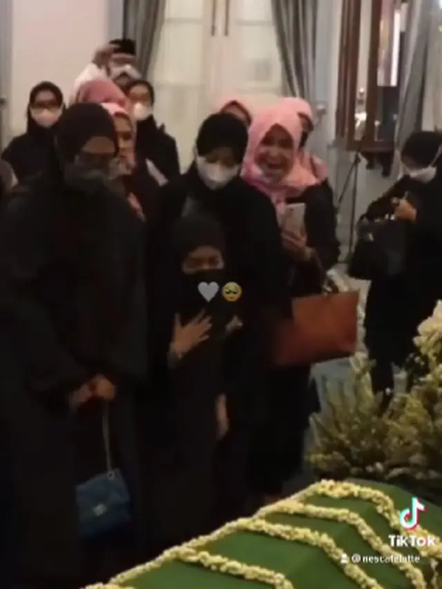 6 Momen Nabila Ishma Akhirnya Bertemu dengan Jenazah Eril, Duduk Lemas di Samping Peti