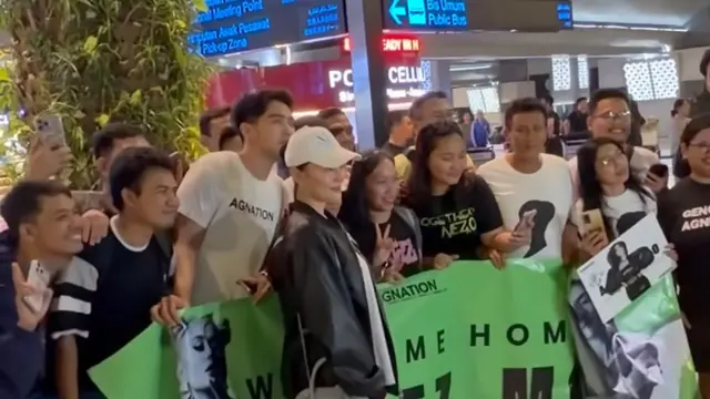 Agnez Mo saat Pulang ke Indonesia dengan outfit airportnya. [@agnezmo]
