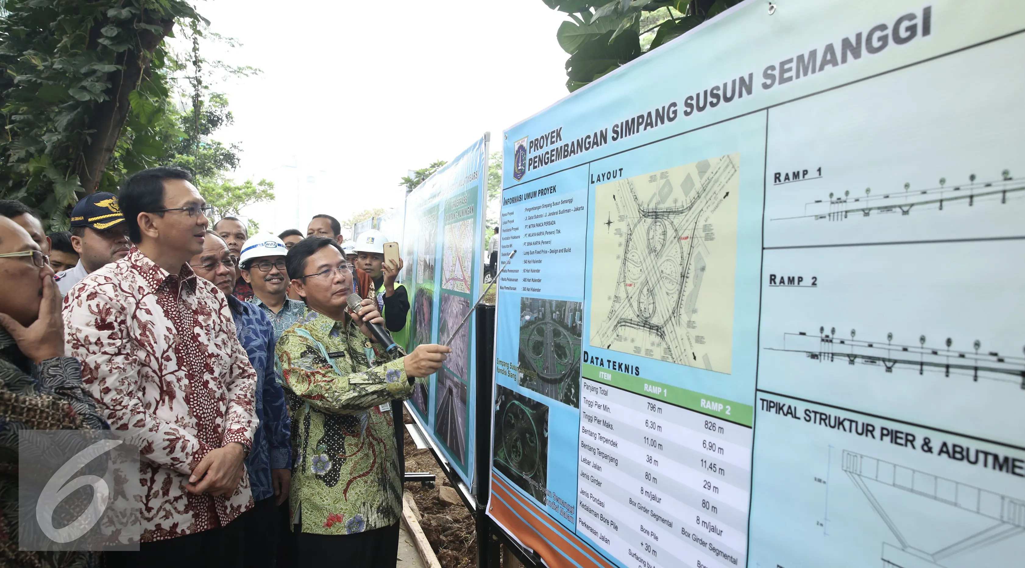 Gubernur DKI Basuki T Purnama alias Ahok melihat struktur proyek pengembangan jalan layang Semanggi di Jakarta, Jumat (8/4). Direncanakan, pembangunan jalan layang Semanggi ini membutuhkan waktu 18 bulan. (Liputan6.com/Faizal Fanani)