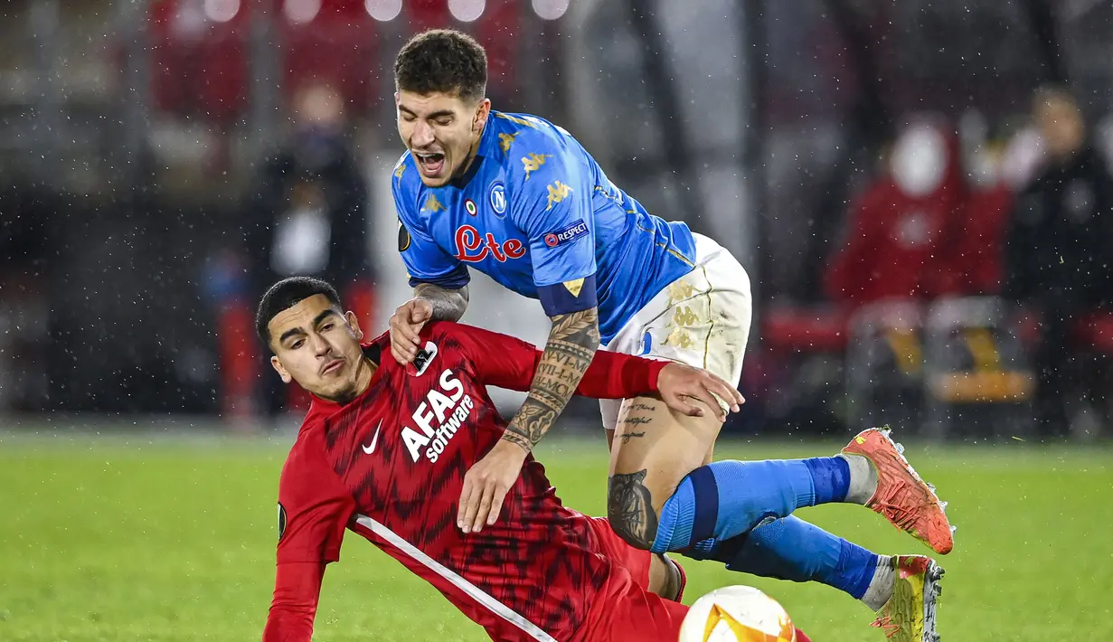 Bek Napoli, Giovanni Di Lorenzo (atas), berebut bola dengan striker AZ Alkmaar, Zakaria Aboukhlal, dalam laga lanjutan Liga Europa 2020/21 Grup F di AFAS Stadium, Kamis (3/12/2020) waktu setempat. Napoli bermain imbang 1-1 dengan AZ Alkmaar. (AFP/Olaf Kreak/ANP)