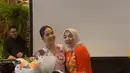 Annisa Pohan tampil cantik mengenakan kebaya encim panjang warna putih bermotif floral yang manis [@annisayudhoyono]