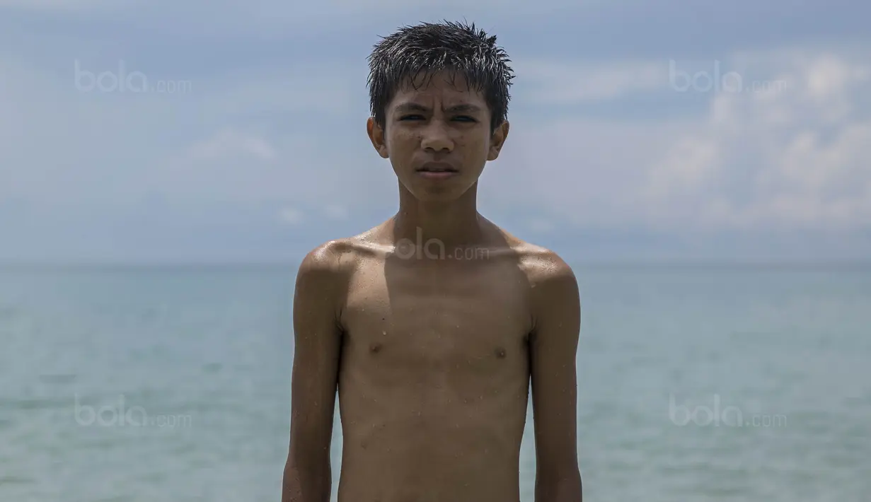 Pesepak bola SSB Tulehu Putra, Rizki Lestaluhu, usai latihan di tepi Pantai Tial, Maluku, Rabu (16/11/2017). Bagi Rizki hanya sepak bola yang dipercaya bisa membuatnya lepas dari belenggu kemiskinan. (Bola.com/Vitalis Yogi Trisna)