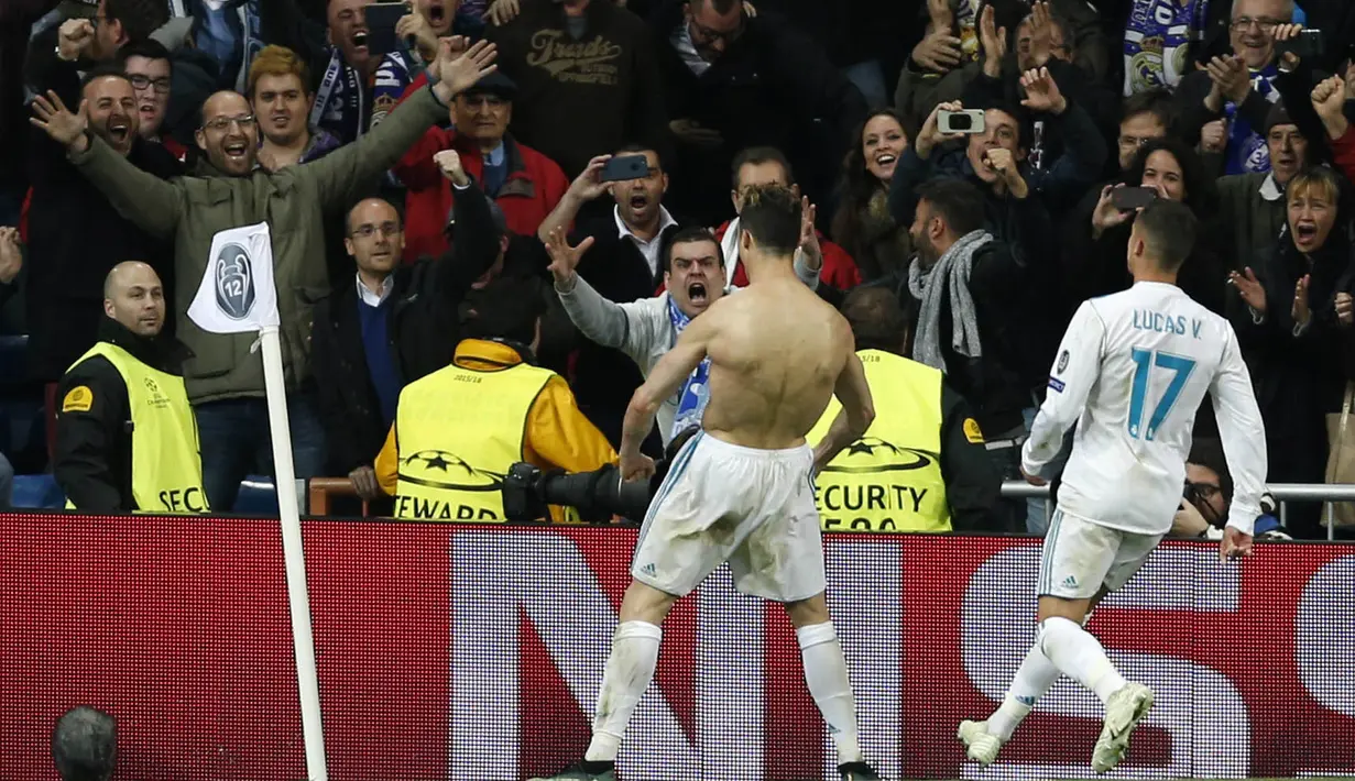 Striker Real Madrid, Cristiano Ronaldo, menghampiri fans saat selebrasi usai mencetak gol ke gawang Juventus pada laga Liga Champions di Stadion Santiago Bernabeu, Rabu (11/4/2018). Real Madrid takluk 1-3 dari Juventus. (AFP/Oscar Del Pozo)