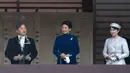Kaisar Jepang Naruhito menyampaikan pidato didampingi Permaisuri Masako dan putri mereka, Putri Aiko (kiri ke kanan) di balkon Istana Kekaisaran di Tokyo pada tanggal 23 Februari 2024. (Tomohiro Ohsumi/POOL/AFP)