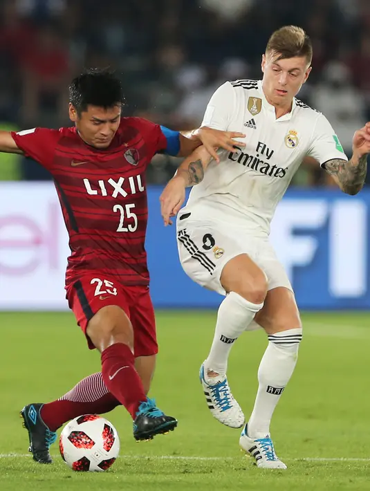 Gelandang Real Madrid, Toni Kroos berusaha merebut bola pemain Kashima Antlers, Endo Yasushi selama semifinal Piala Dunia Antarklub 2018 di stadion Zayed Sports City, Uni Emirat Arab (19/12). Madrid menang 3-1. (AP Photo/Kamran Jebreili)