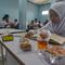 Kebijakan ini menegaskan komitmen pemerintah dalam menjaga keseimbangan gizi masyarakat meski pola konsumsi mengalami penyesuaian selama bulan puasa. Tampak dalam foto, makanan program Makan Bergizi Gratis (MBG) Ramadan di SDI Al Hidayah, Cinere, Depok, Selasa (24/2/2026). (merdeka.com/Arie Basuki)