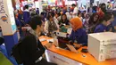 Pengunjung mencari info pemesanan tiket pada pameran Garuda Indonesia Travel Fair 2018 di Jakarta Convention Centre, Jumat (5/10). GATF adalah program rutin yang berlangsung dua kali setahun, berawal sejak 2009. (Liputan6.com/Angga Yuniar)