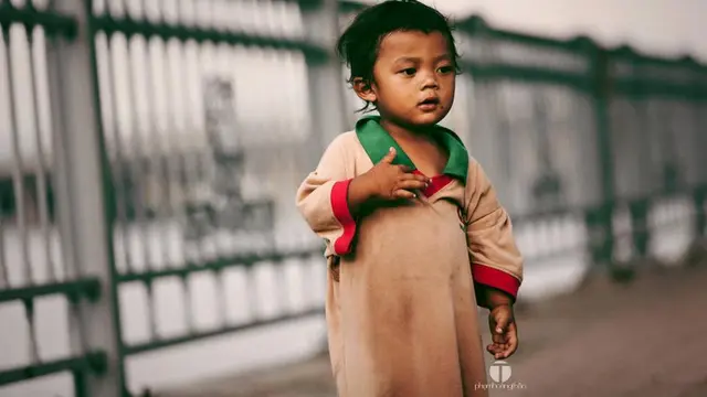 Viral Foto Bocah Pemulung Termenung Lihat Keluarga Bahagia, Bikin Sedih Warganet