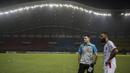 Pelatih Bhayangkara FC, Simon McMenemy, berbincang dengan striker Bali United, Sylvano Comvalius, usai laga Liga 1 Indonesia di Stadion Patriot, Bekasi, Jumat (29/9/2017). Bhayangkara menang 3-2 atas Bali. (Bola.com/Vitalis Yogi Trisna)