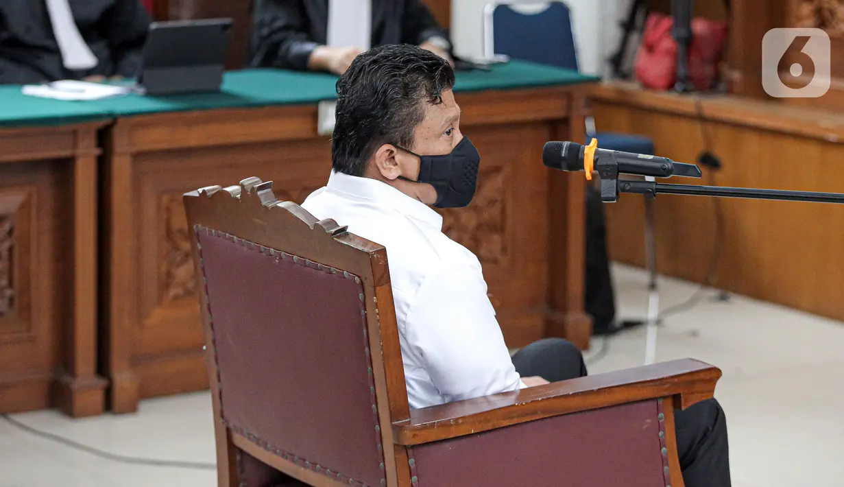 Terdakwa kasus pembunuhan berencana terhadap Brigadir Nopriansyah Yosua Hutabarat atau Brigadir J, Ferdy Sambo menjalani sidang pembacaan putusan sela majelis hakim di Pengadilan Negeri Jakarta Selatan, Jakarta, Rabu (26/10/2022). Majelis Hakim Pengadilan Negeri Jakarta Selatan resmi menolak nota keberatan atau eksepsi terdakwa Ferdy Sambo terkait kasus dugaan pembunuhan berencana Brigadir J. (Liputan6.com/Faizal Fanani)