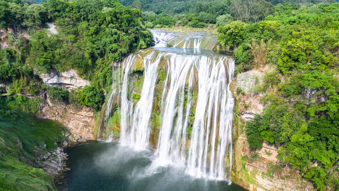 Para wisatawan mengunjungi lokasi wisata Air Terjun Huangguoshu di Anshun, Provinsi Guizhou, China barat daya, pada 16 Mei 2020. Air terjun raksasa ini disebut sebagai salah satu air terjun terbesar di Asia. (Xinhua/Tao Liang)